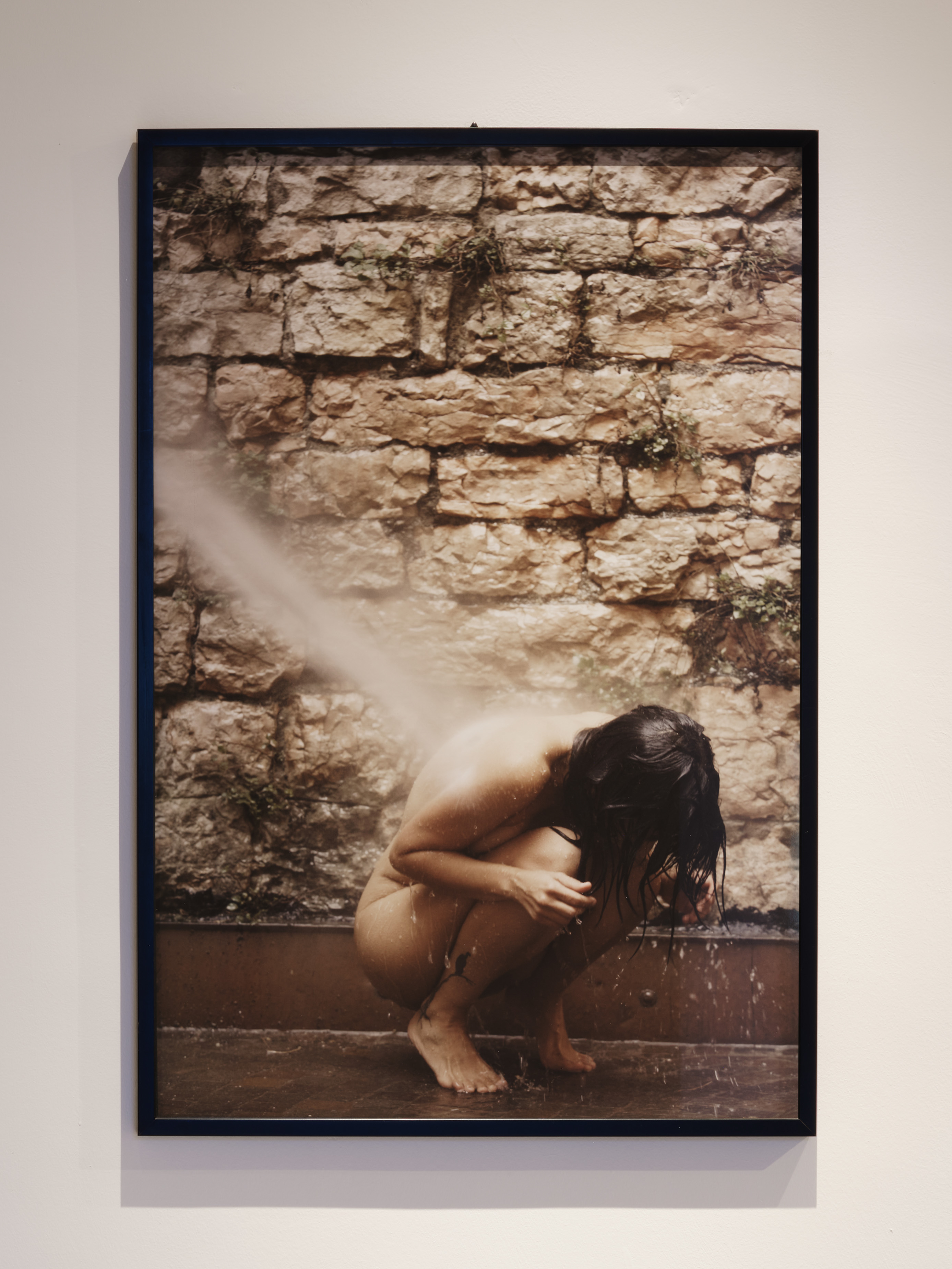 Regina José Galindo, Limpieza Social, 2006. Stampa lambda su forex, 105 x 70 cm. Veduta della mostra La nuova debolezza. Fotografie dalla Collezione Attolico a Palazzo Collicola, Spoleto