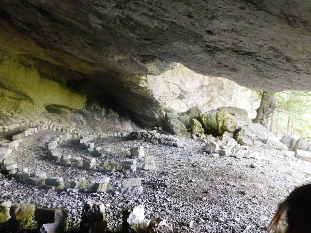 Steinkreise in der Höhle von Heiligen Agnese im Park von Monte Cucco, wo das Kreuz in der Höhle zu sehen ist