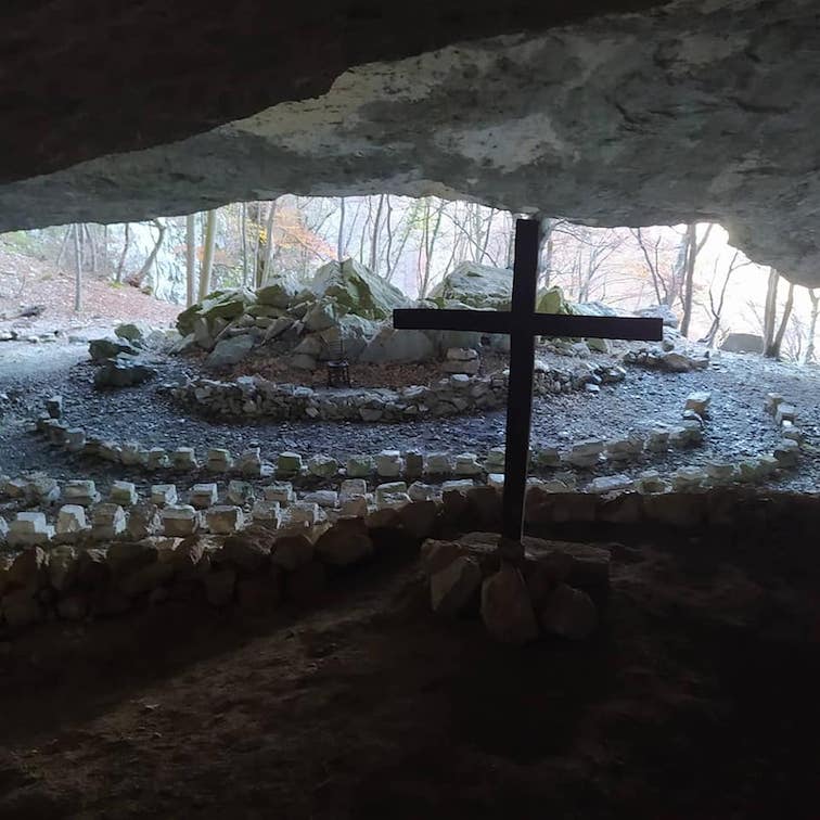 Intérieur de la grotte de Sainte Agnese dans le parc du Monte Cucco avec des cercles de pierres