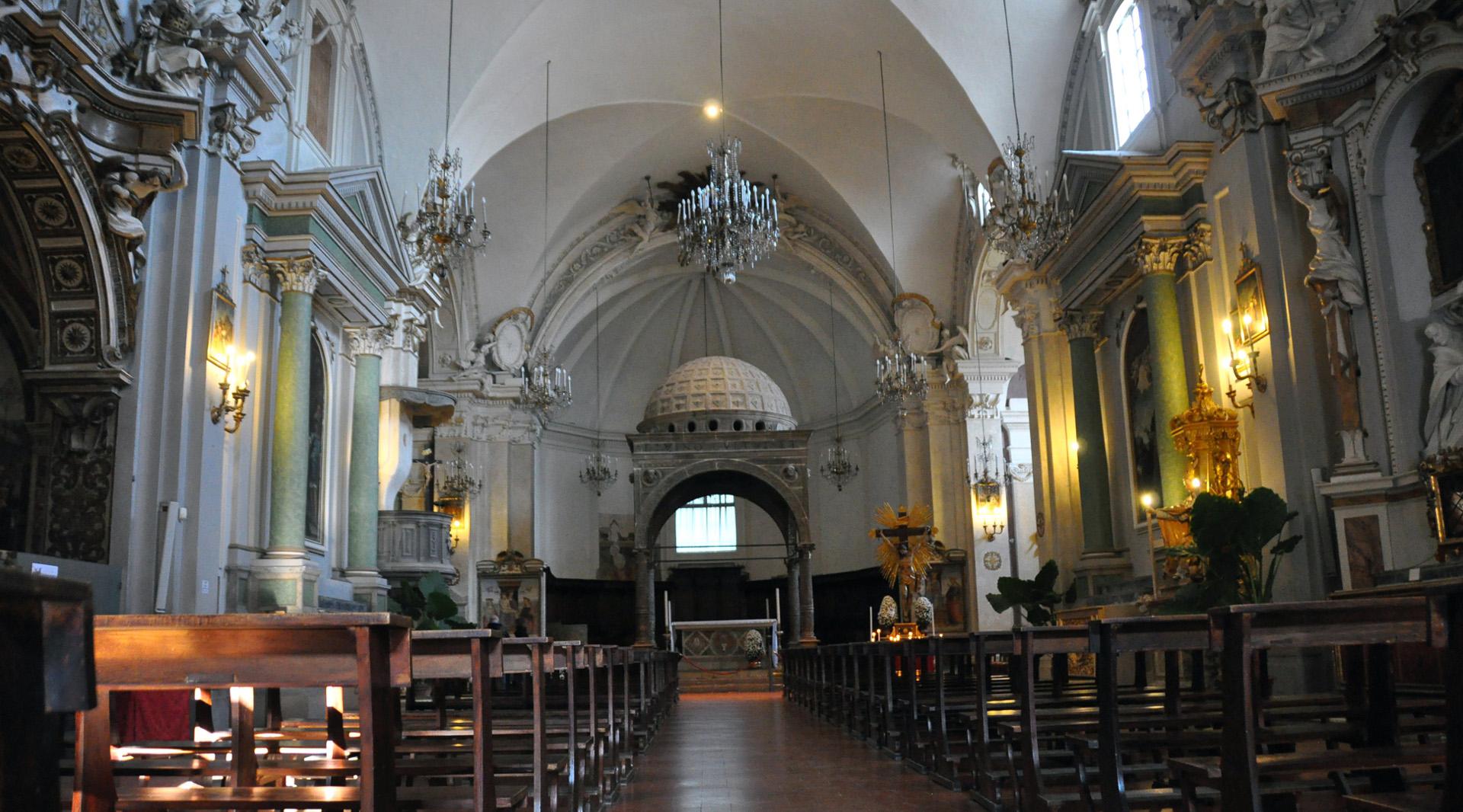Renaissance sandstone pulpit by Simone da Campione (1545). Main altar covered by the ciborium (or tribune) in caciolfa stone by Rocco di Tommaso da Vicenza (1515).