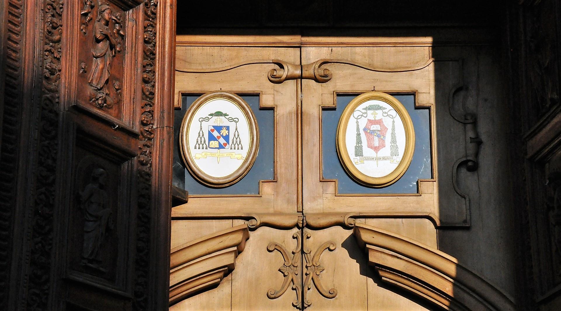 Doorposts with frieze and acanthus scrolls of the portal, the work of stonecutters active between the 13th century XII-XIII between Foligno and Bevagna.