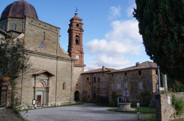  Vorderansicht des Heiligtums der Madonna di Mongiovino mit dem Heiligtum im Vordergrund und dem Glockenturm im Hintergrund. 