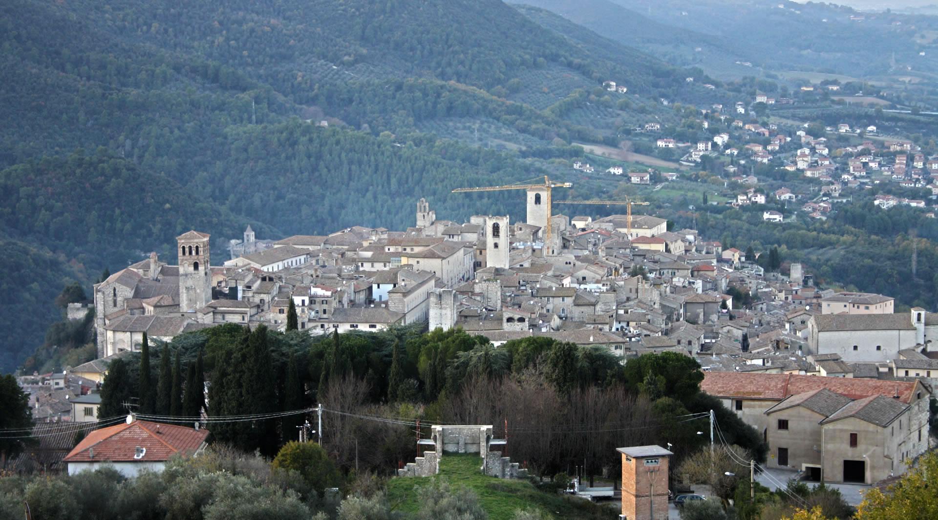 Vista panoramica di Narni dalla rocca Albornoziana, con la valle circostante ricoperta di boschi.