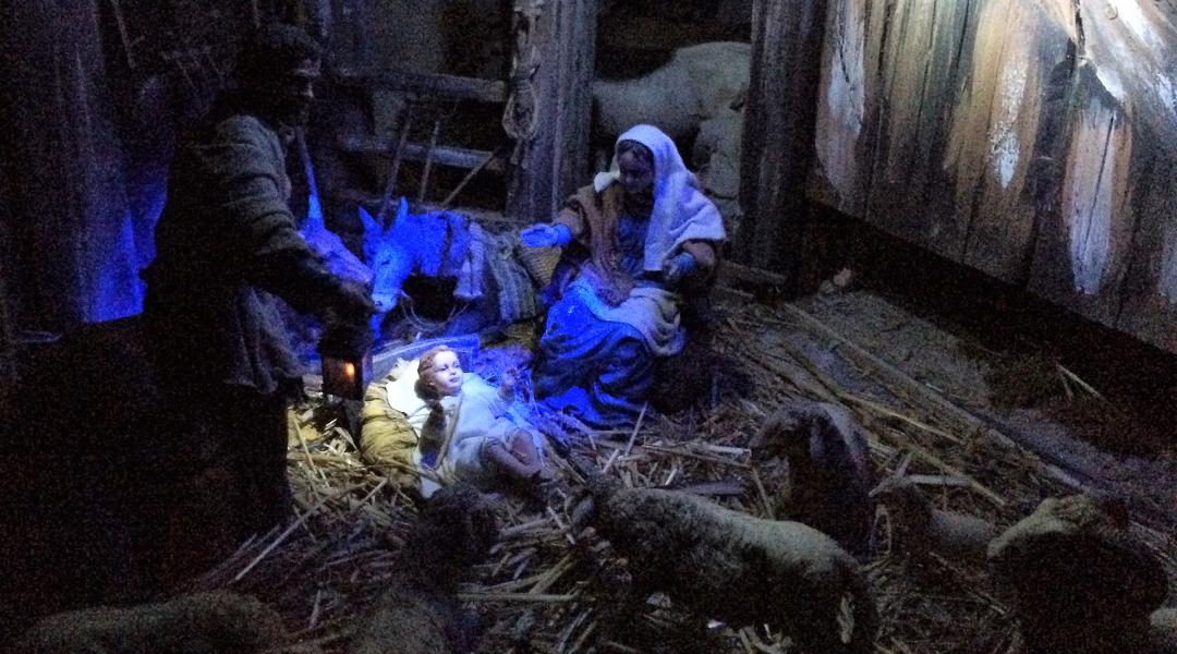 La crèche de Penna in Teverina avec Joseph, la Vierge Marie et l’enfant Jésus à côté du bœuf et de l’âne.