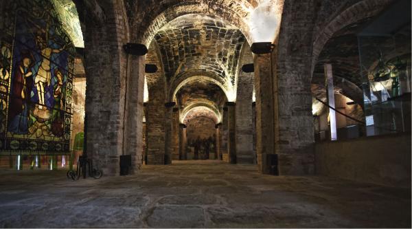  L'interno restaurato del Museo del Vetro si sviluppa in tre ampie navate, arricchite da preziosi manufatti e opere interamente realizzate in vetro. 