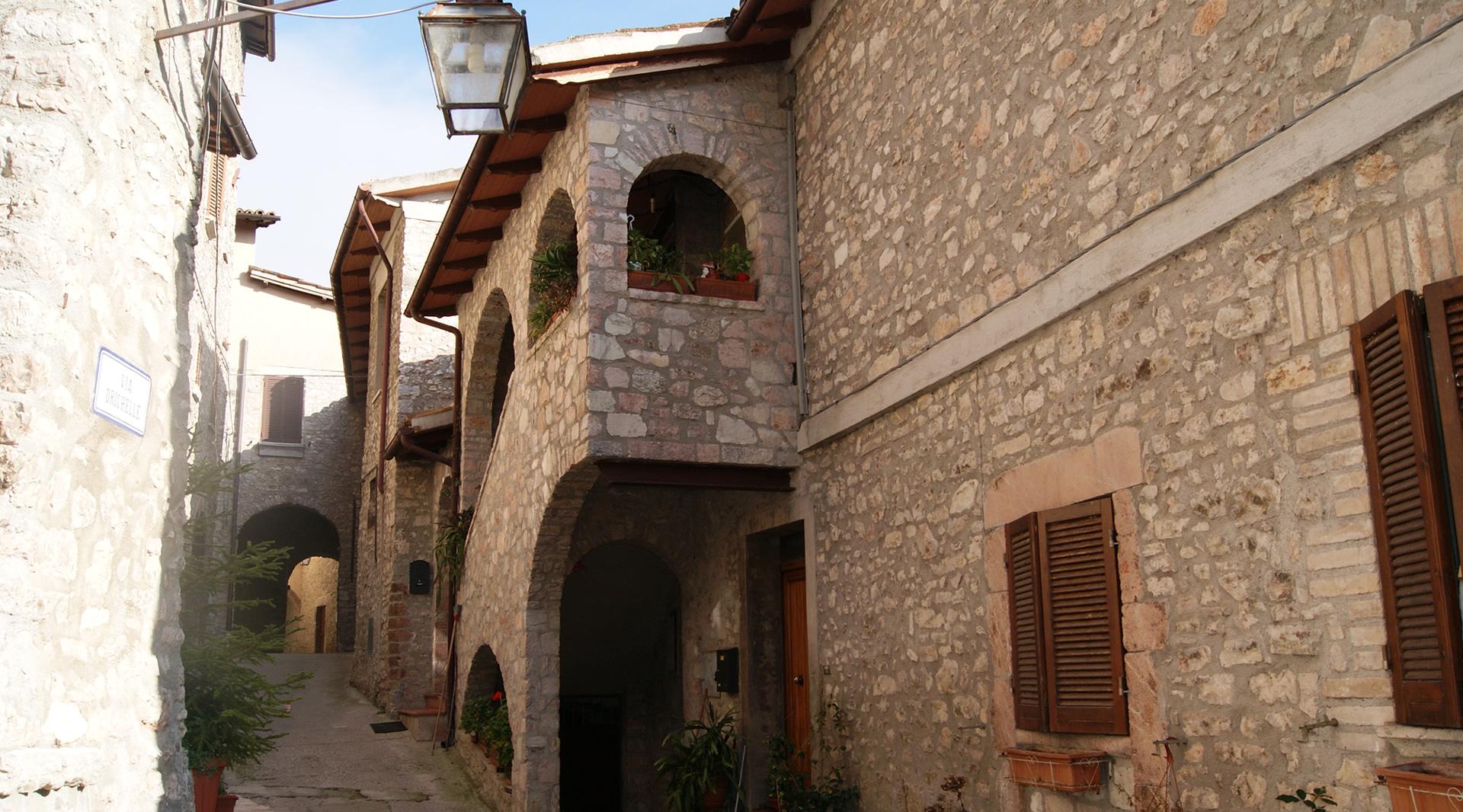 Scorcio di una via interna all’impianto urbano medievale di Castel San Felice, dove si può ammirare l’ingresso di una delle abitazioni