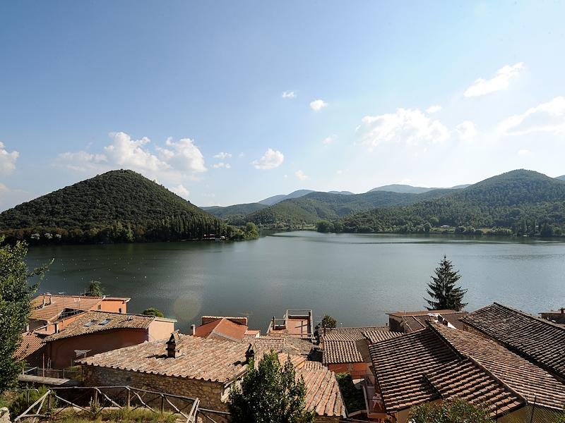 Panoramablick auf den Lago di Piediluco und den Berg des Echos von den Dächern des Dorfes aus.