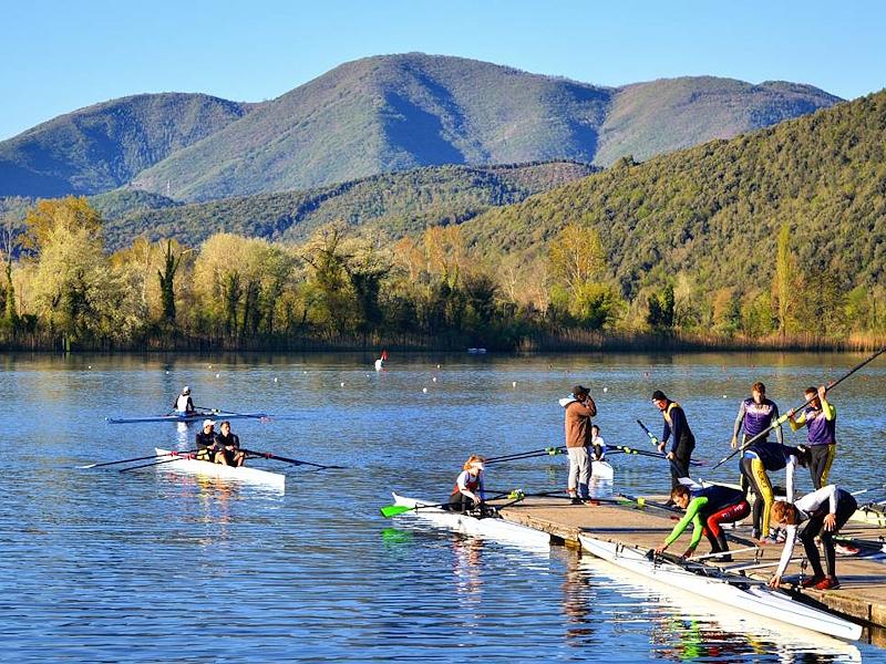 Ruderer beim Training auf dem Lago di Piediluco am Fuße der umliegenden Berge.