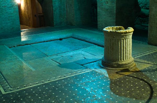  Blick auf das Impluvium in der Mitte des Atriums des römischen Hauses von Spoleto, mit dem Wasserauffangbecken und dem Eingang zum Brunnen 