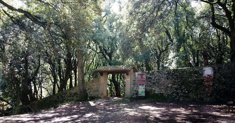 Eingang zum Heiligen Wald von Monteluco di Spoleto und dem Ilex-Hain