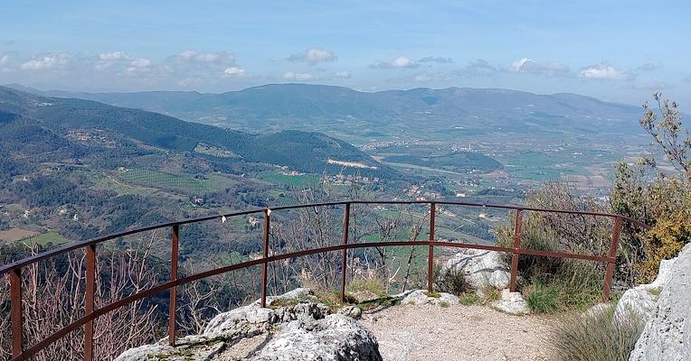 Panoramablick vom Bosco Sacro di Monteluco auf das Tal von Spoleto