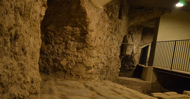 Vista della strada etrusco-romana, il decumano, che si trova all’interno del percorso di Perugia sotterranea, dove si possono notare i segni lasciati dai carri sul basolato