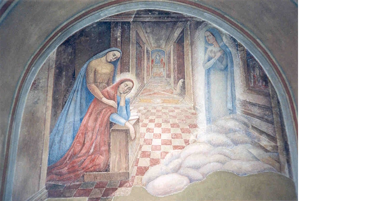 Affresco con figure femminili oranti in un ambiente sacro, pavimento a scacchi e soffici nubi che introducono una scena luminosa.