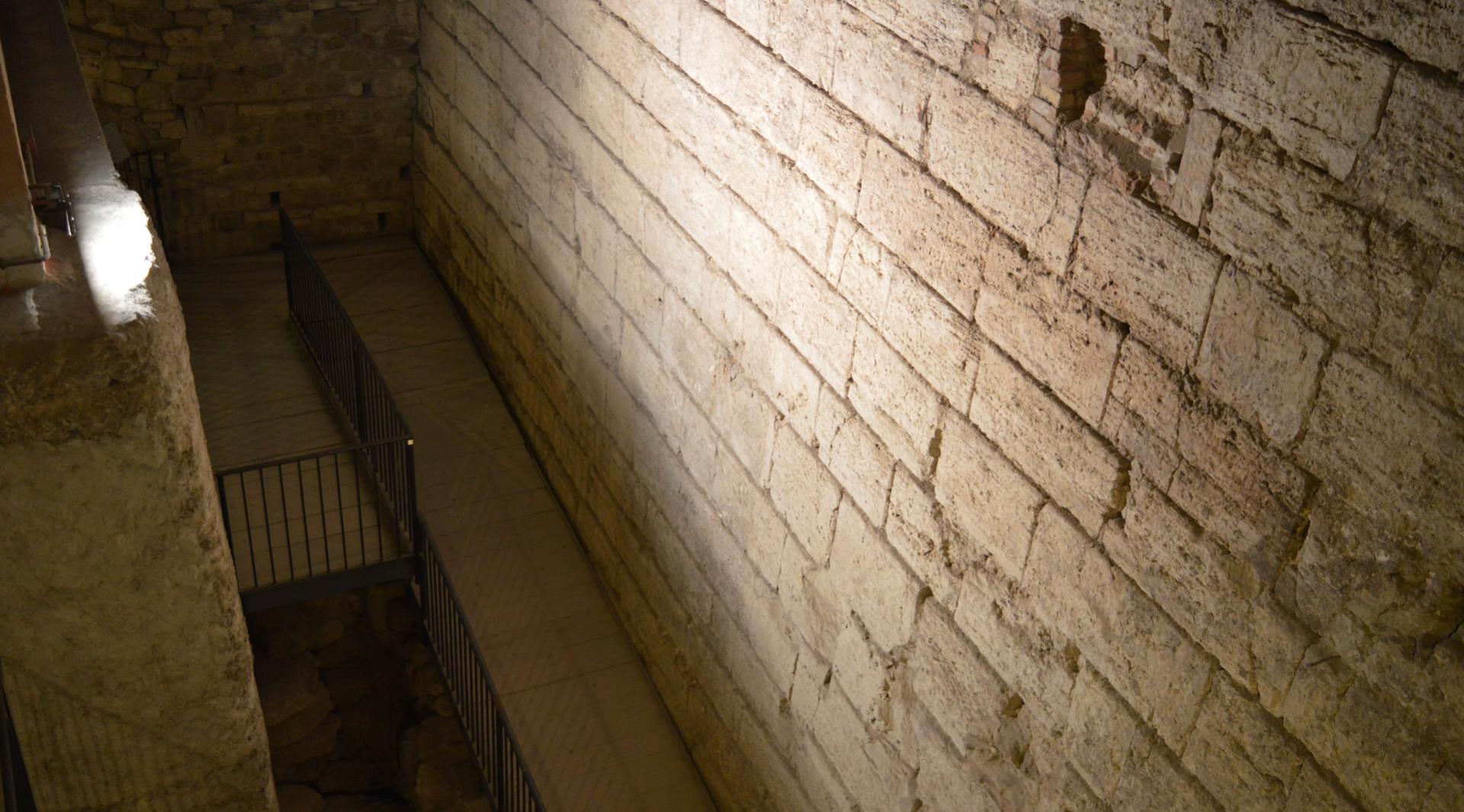 Une partie du parcours souterrain de Pérouse souterraine après avoir vu le grand mur de soutènement de l’acropole fait de blocs carrés de travertin.