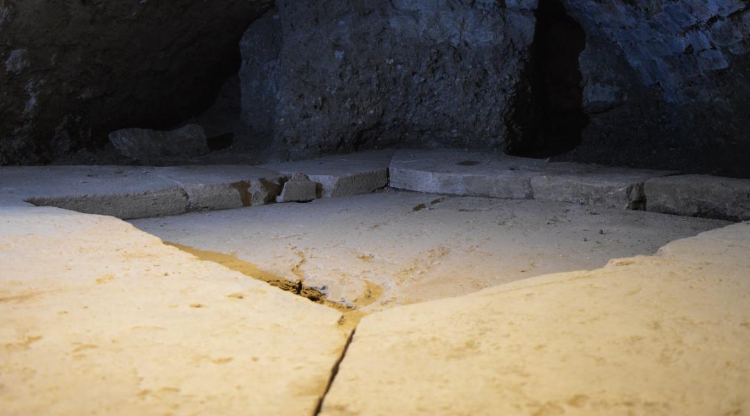 Domus romaine à l’intérieur du parcours de la Pérouse souterraine avec une vue de l’impluvium pour la collecte de l’eau