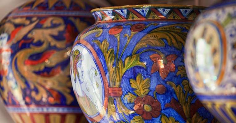 The magic of flowers on Deruta ceramics