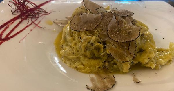  un piatto di strapazzata di uova al tartufo 