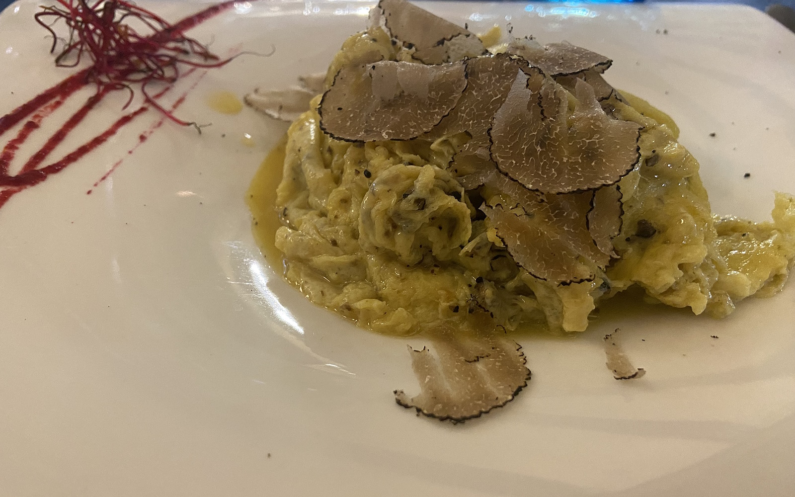 un piatto di strapazzata di uova al tartufo