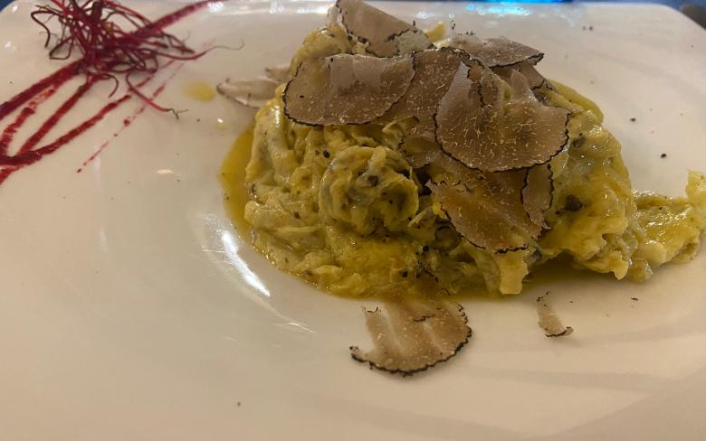  un piatto di strapazzata di uova al tartufo 