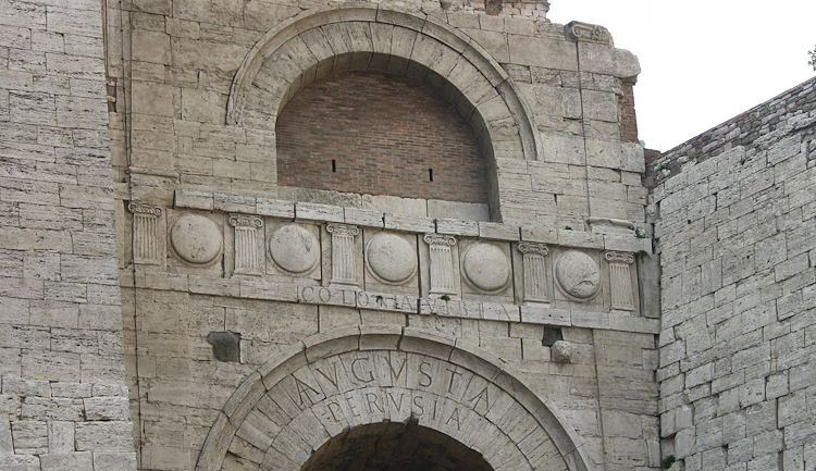 Der Etruskischer bogen in der Stadt Perugia mit dem zentralen Bogen über dem Eingang