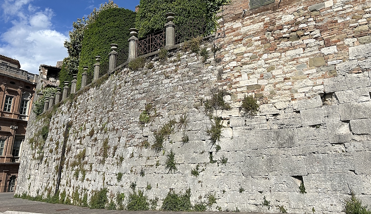 Immagine di un tratto conservato delle mura etrusche di Perugia, in pietra calcarea bianca