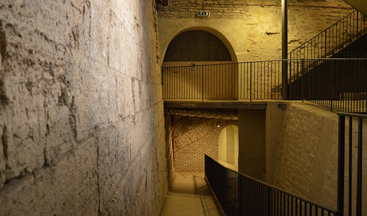 Bild der unterirdischen archäologischen Route von Perugia mit den Gängen zwischen den Steinmauern