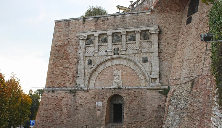 Porta Marzia von außerhalb der Rocca Paolina gesehen, eingefügt in die Ziegelmauer über einem der Eingänge zur Festung