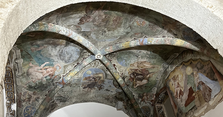 Fresko auf dem Kreuzgewölbe der ehemaligen Kirche San Domenico in Narni, jetzt Bortolotti Auditorium. Das Gewölbe ist mit biblischen Szenen und religiösen Figuren in himmlischen Umgebungen dekoriert, während die Rippen mit ornamentalen Motiven bemalt sind.