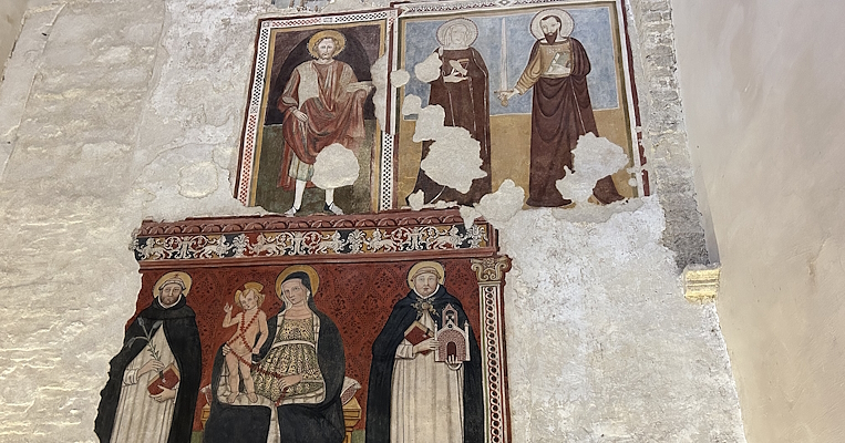 Fresko an einer Wand der ehemaligen Kirche San Domenico in Narni, jetzt Bortolotti Auditorium. Das untere Fresko zeigt die Madonna mit Kind in der Mitte, flankiert von St. Dominikus und St. Thomas von Aquin, beide in dominikanischer Kleidung, während im oberen Fresko drei weitere religiöse Figuren erscheinen.