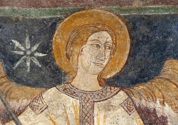 Affresco di S. Michele Arcangelo con un'aureola dorata su uno sfondo scuro. L'angelo indossa un abito decorato con motivi geometrici.