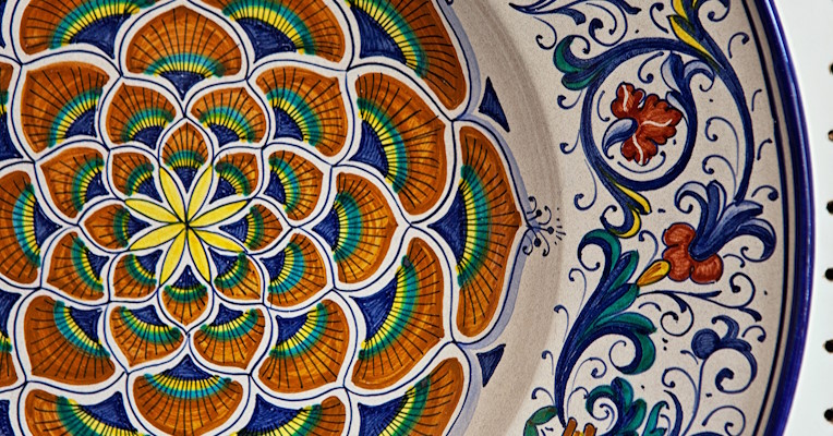  Détail d'une céramique de Deruta avec une décoration florale typique. 