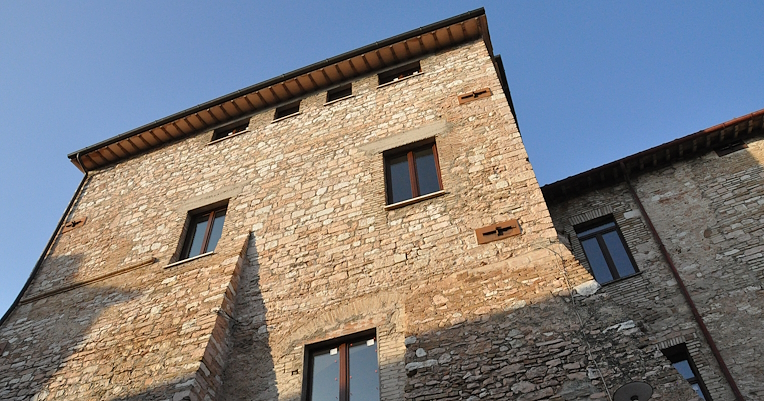 Vue en contre-plongée du Palazzo Baglioni de Spello, qui a intégré la forteresse d’Albornoz de Spello, aujourd’hui siège d’un institut d’enseignement.