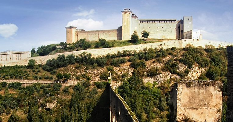 La puissante forteresse qui domine la ville de Spolète, construite par le cardinal Albornoz sur la colline de Sant’Elia, avec le Ponte delle Torri en contrebas.