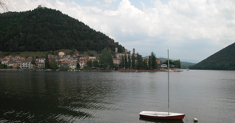 The fortress built by Cardinal Albornoz on the top of the hill overlooking Lake Piediluco, echoing the castle of the Brancaleoni family