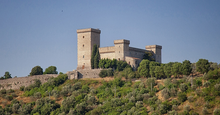 Forteresse construite par le cardinal Albornoz dans la ville de Narni, garnison défensive contrôlant la Via Flaminia qui passe à ses pieds.