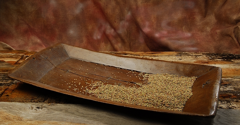 Holzteller mit Linsen aus der Ebene von Castelluccio di Norcia im Inneren