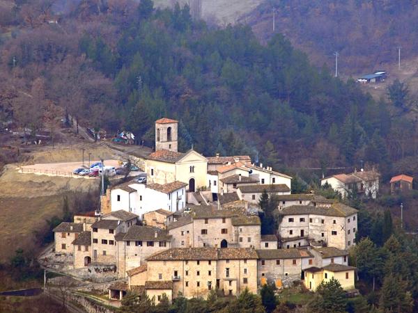 Blick von oben auf den Weiler Ceselli in der Gemeinde Scheggino, mit der Kirche San Michele Arcangelo, die das Dorf beherrscht