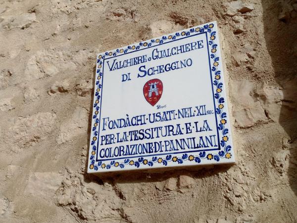 Image of the ceramic sign with blue lettering indicating the presence of the Valchiere or Gualchiere in the municipality of Scheggino.