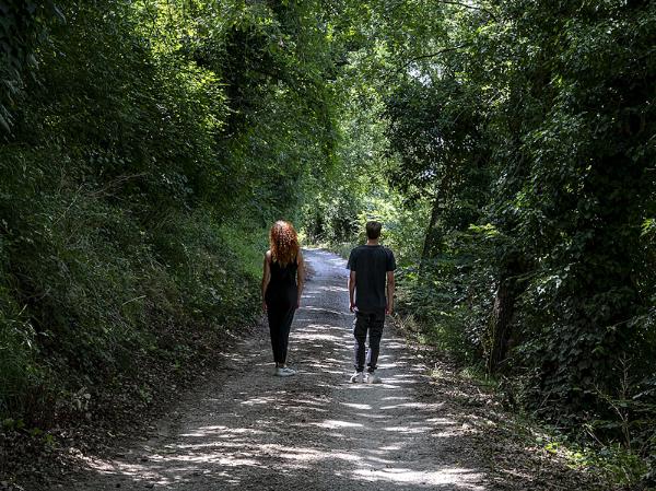 Des touristes se promenant le long du tronçon de la Greenway qui mène de Sant’Anatolia di Narco à Scheggino, au milieu de la végétation luxuriante.