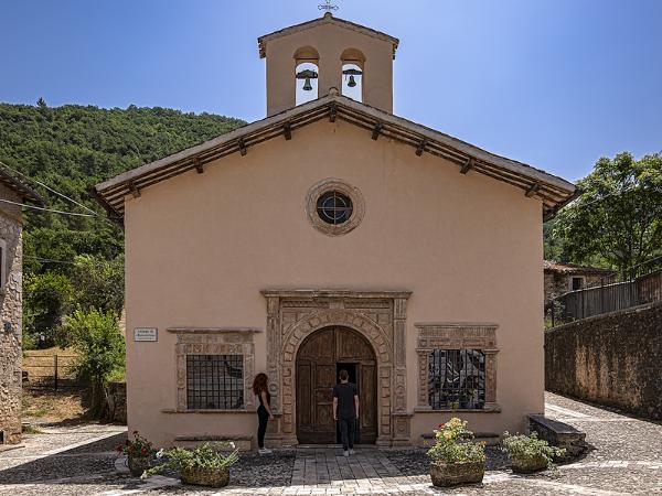 Touristes à Sant’Anatolia di Narco entrant dans l’église de Santa Maria delle Grazie