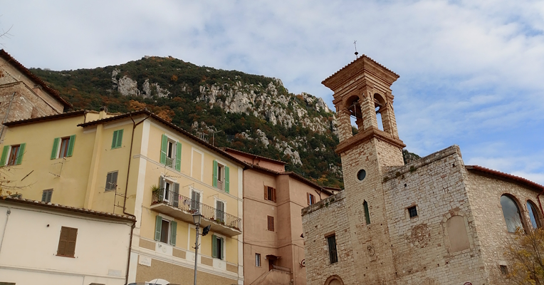 Il Monte Torre Maggiore visto da Cesi, con uno scorcio del paese dove si ammira parte della chiesa di San Michele Arcangelo con il suo campanile