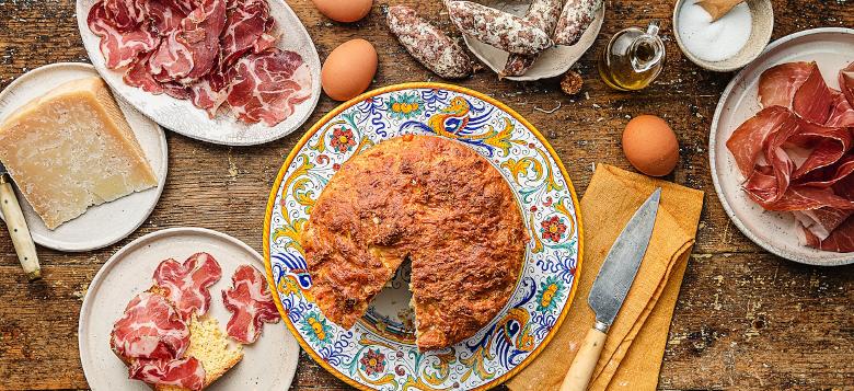 Immagine: Table avec gâteau de Pâques sur assiette en céramique de Deruta, capocollo, pecorino et autres produits de la viande de porc 