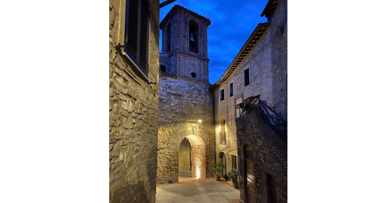 Il castello di Antria si staglia nella notte con la porta d’accesso ben visibile, sovrastata da un campanile