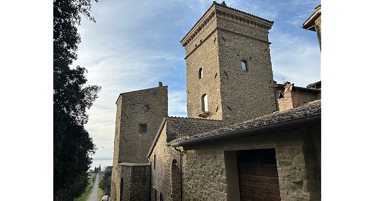 Vista laterale della Rocca Baglioni Pompilij, esempio emblematico di architettura militare del XIV secolo, successivamente ricostruita. Si notano le antiche mura e una elegante torre centrale