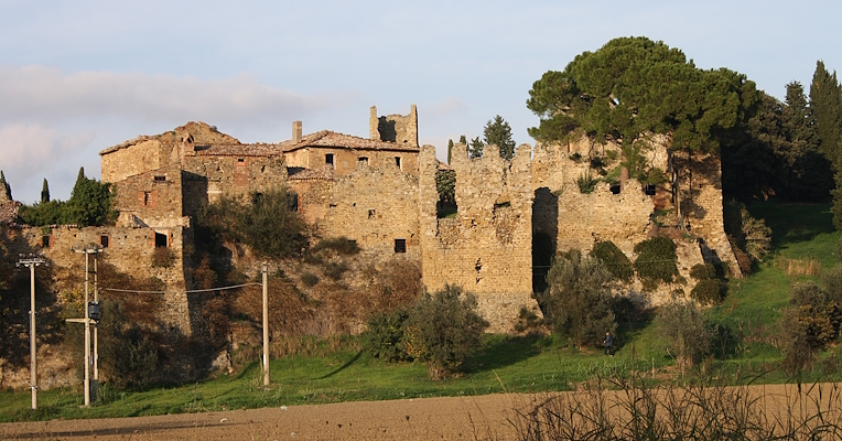 Le antiche mura del castello di Zocco emergono immerse nel paesaggio del lago Trasimeno, offrendo una testimonianza storica in armonia con la natura circostante.