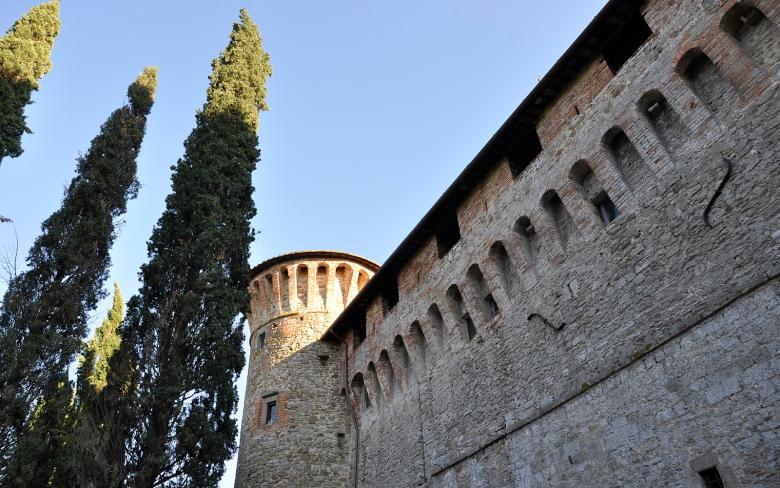 Immagine: In the foreground, the imposing walls and a massive tower of the Knights of Malta Castle are visible. 