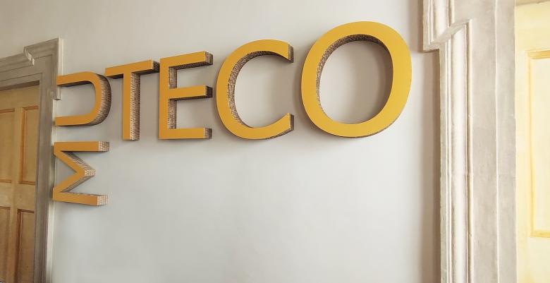 Immagine: Aufschrift „Muteco“ in gelber Pappe am Eingang des Museum für Textilien und Kostüme in Spoleto 