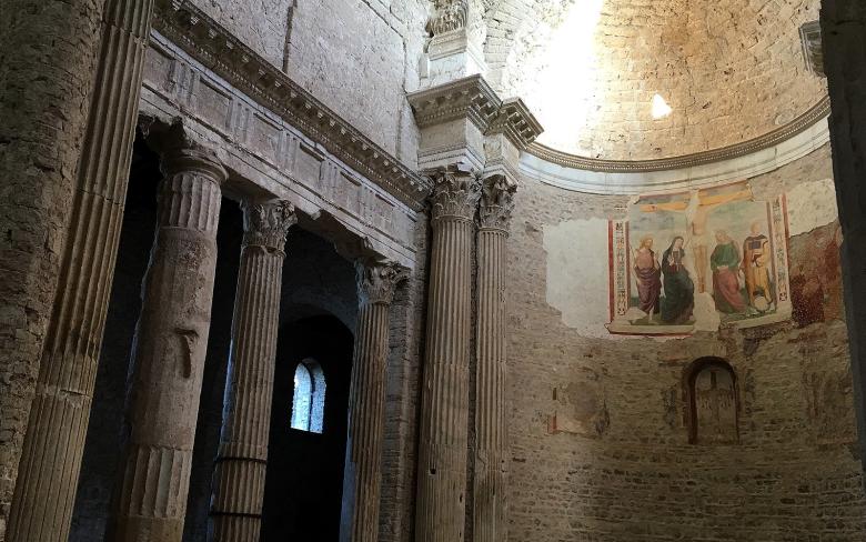 Immagine: Innenraum der Basilika der Heiligen San Salvatore von Spoleto mit Apsis und Säulen 