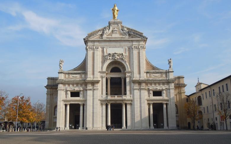 Immagine: Façade of the Basilica of Santa Maria degli Angeli in Assisi, with the golden statue of the Madonna at the top. 