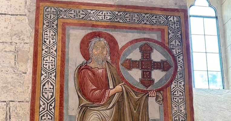 Fresque médiévale à l’intérieur de l’église de San Bevignate à Pérouse, avec figure sacrée et croix templière